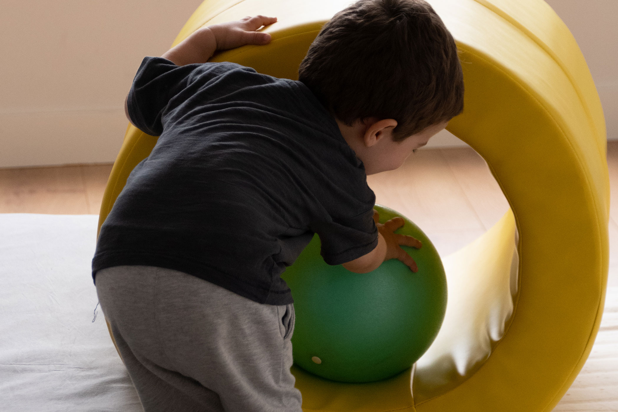 Niño con pelota en consulta