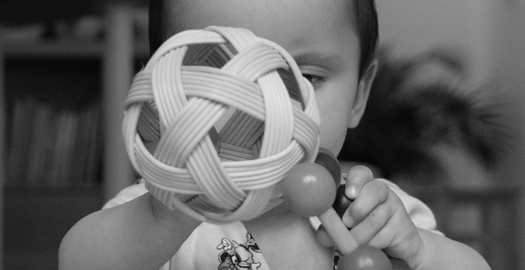 Fisioterapia infantil niño con bola